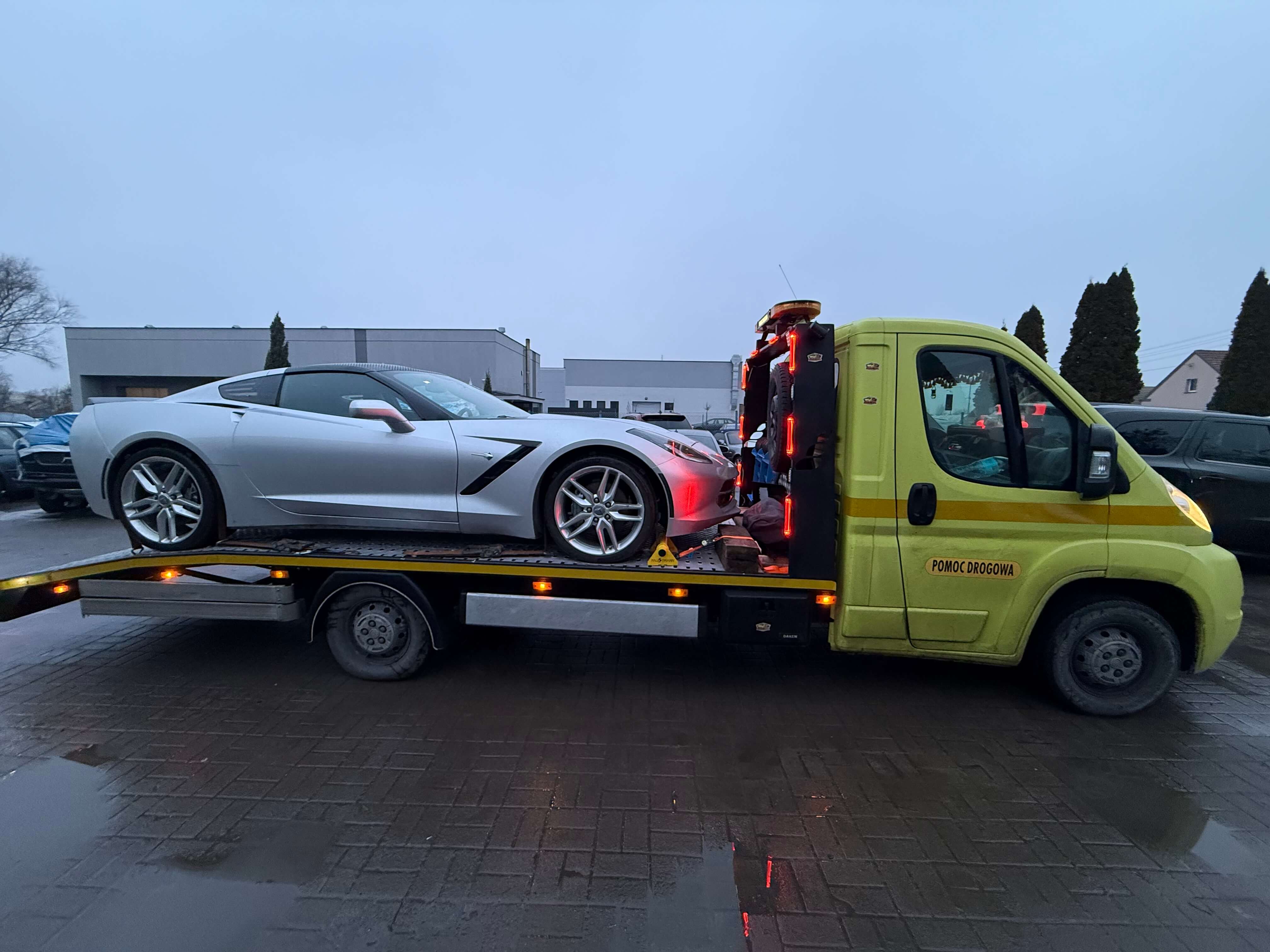 Wyciąganie pojazdu z rowu